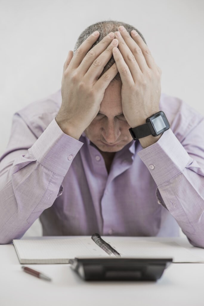 Person losing money trying to earn online with complicated systems.